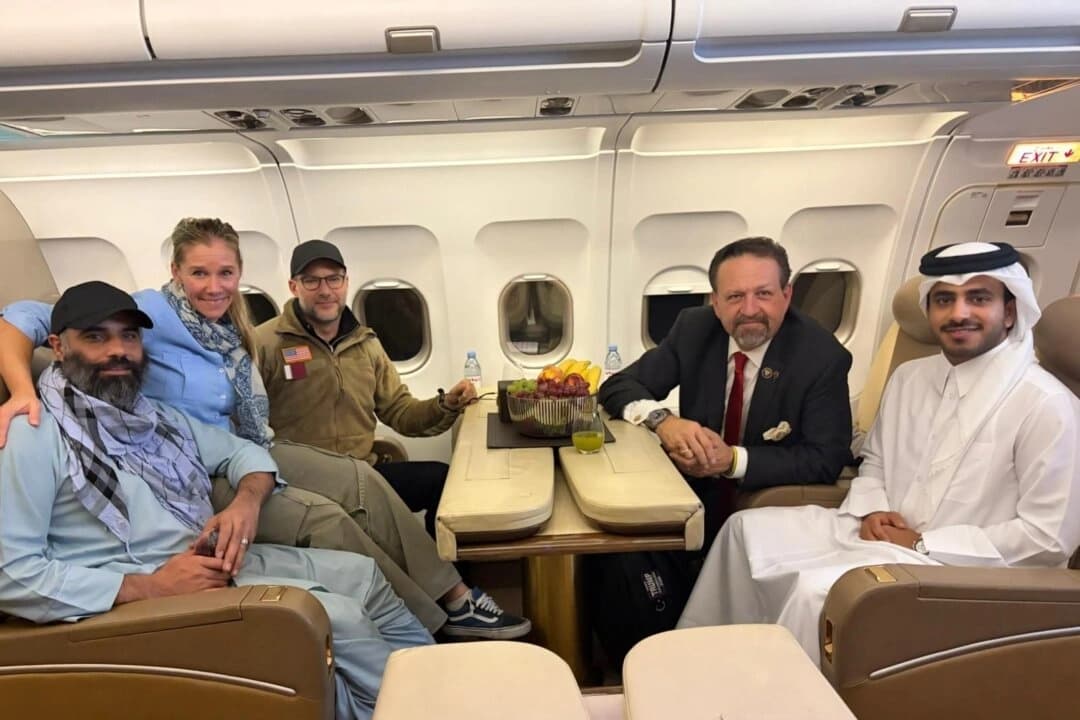 (De izquierda a derecha) El ciudadano estadounidense Amir Amiry, una mujer no identificada, el enviado especial de Estados Unidos para la respuesta a secuestros Adam Boehler, el asistente adjunto del presidente de Estados Unidos Sebastian Gorka y un diplomático qatarí a bordo de un avión tras la liberación de Amiry de una prisión afgana, en Kabul, Afganistán, el 28 de septiembre de 2025. (Ministerio de Asuntos Exteriores de Qatar a través de AP).