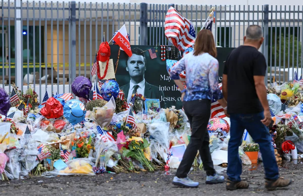 La gente visita el memorial improvisado en honor a Charlie Kirk frente a la sede de Turning Point USA en Phoenix, Arizona, el 18 de septiembre de 2025. (Joe Raedle/Getty Images)