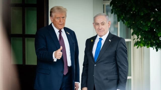 El presidente de Estados Unidos, Donald Trump, saluda al primer ministro israelí, Benjamin Netanyahu, en la Casa Blanca el 29 de septiembre de 2025. (Madalina Kilroy/The Epoch Times)