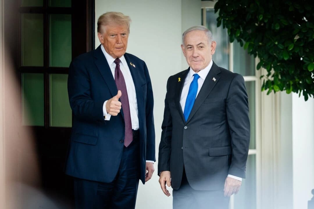 El presidente de Estados Unidos, Donald Trump, saluda al primer ministro israelí, Benjamin Netanyahu, en la Casa Blanca el 29 de septiembre de 2025. (Madalina Kilroy/The Epoch Times)