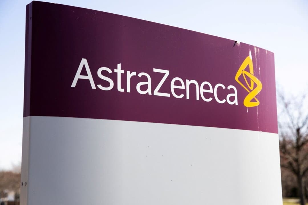 El logotipo de AstraZeneca frente a su sede norteamericana en Wilmington, Delaware, el 22 de marzo de 2021. (Rachel Wisniewski/Reuters)
