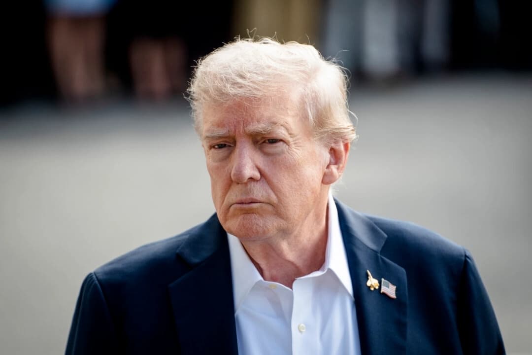 El presidente Donald Trump habla con los periodistas al partir hacia la competición de golf Ryder Cup en Nueva York, desde la Casa Blanca, el 26 de septiembre de 2025. (Madalina Kilroy/The Epoch Times).