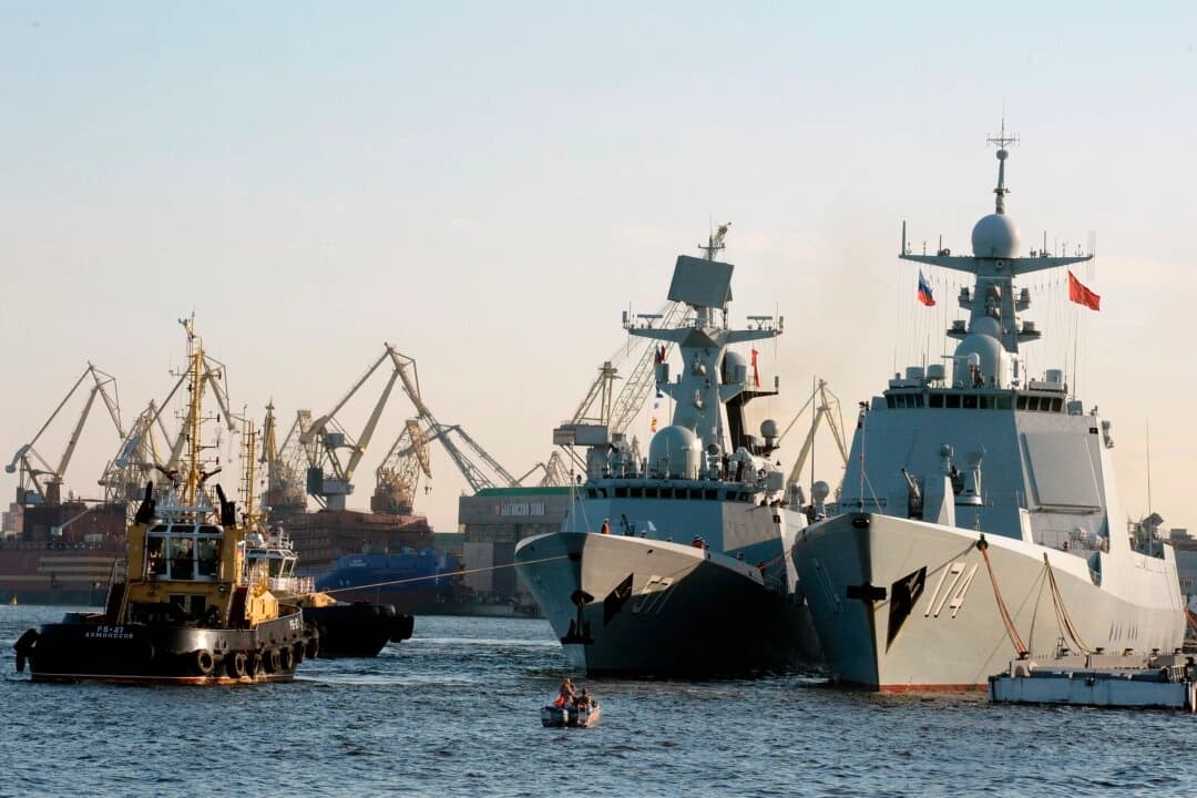 El destructor lanzamisiles chino Tipo 052D Hefei (derecha) y la fragata china Tipo 054A Yuncheng atracan en San Petersburgo, Rusia, el 27 de julio de 2017. (Olga Maltseva/AFP vía Getty Images)