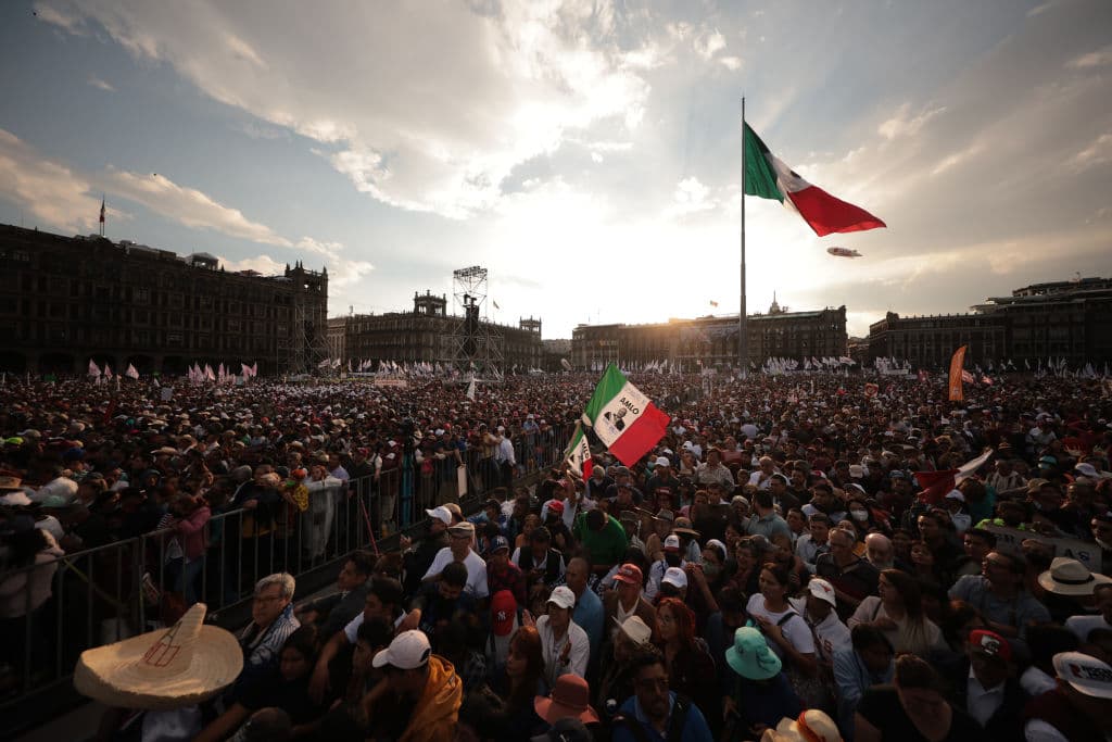 Seguidores del presidente de México Andrés Manuel López Obrador en el Zócalo de la Ciudad de México el 18 de marzo de 2023, para conmemorar el 85.º aniversario de la Expropiación Petrolera, en respuesta a la manifestación de opositores del 13 de febrero en contra de las políticas de modificación del Sistema Nacional Electoral o INE. (Foto de Héctor Vivas/Getty Images)