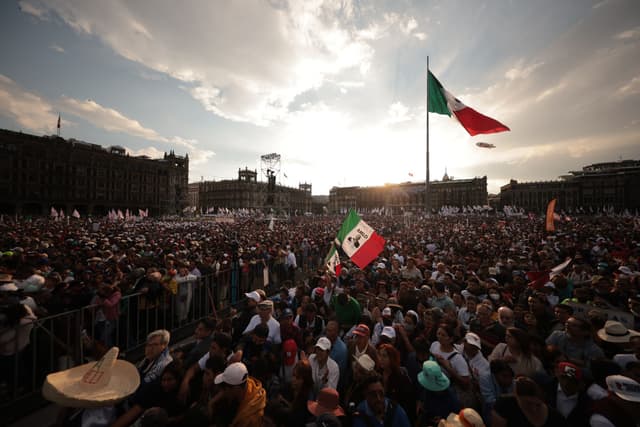 Seguidores del presidente de México Andrés Manuel López Obrador en el Zócalo de la Ciudad de México el 18 de marzo de 2023, para conmemorar el 85.º aniversario de la Expropiación Petrolera, en respuesta a la manifestación de opositores del 13 de febrero en contra de las políticas de modificación del Sistema Nacional Electoral o INE. (Foto de Héctor Vivas/Getty Images)