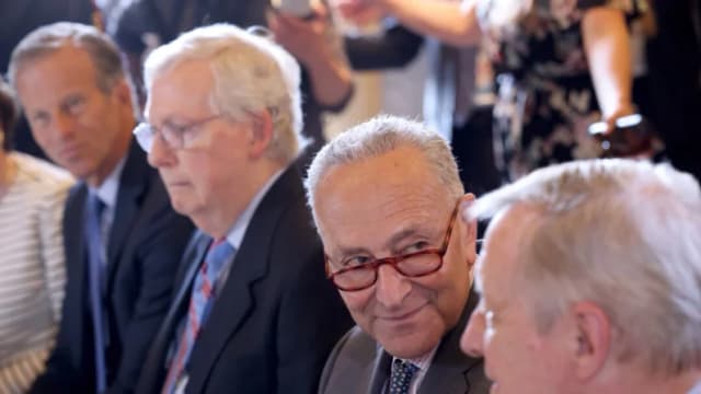 El líder de la mayoría del Senado, Chuck Schumer (2.º por la derecha) (D-N.Y.), asiste a una reunión bipartidista con (de izquierda a derecha) el senador John Thune (R-S.D.), el líder de la minoría del Senado, Mitch McConnell (R-Kentucky), y el senador Dick Durbin (demócrata por Illinois) en el Capitolio de los Estados Unidos en Washington el 21 de julio de 2021. (Win McNamee/Getty Images)