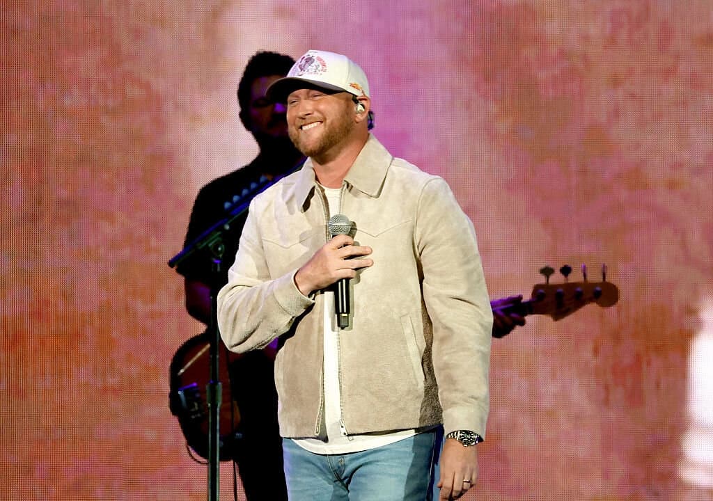 Cole Swindell actúa en el escenario durante el festival iHeartCountry 2025, presentado por Capital One, en el Moody Center de Austin, Texas, el 3 de mayo de 2025. (Rick Kern/Getty Images para iHeartRadio).