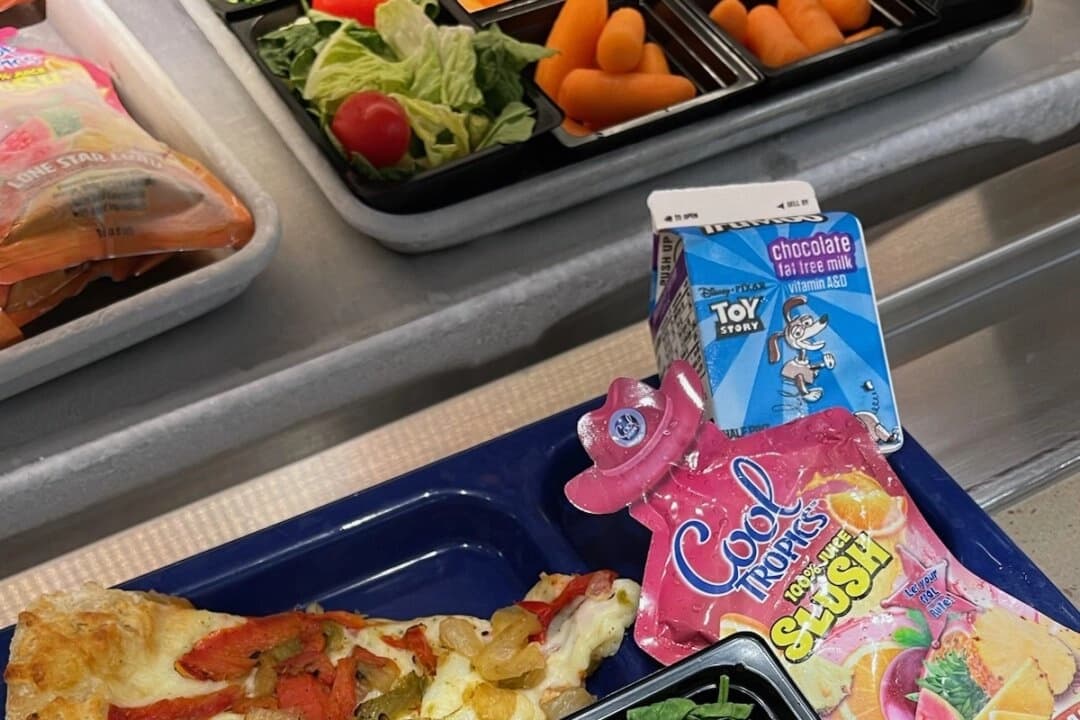 Los alimentos de los agricultores locales se muestran en una bandeja de almuerzo escolar en el Distrito Escolar Independiente de Coppell, en Coppell, Texas. El distrito participa en el programa Farm Fresh del estado, que ayuda a conectar a las escuelas con los agricultores locales. (Cortesía de Coppell ISD)