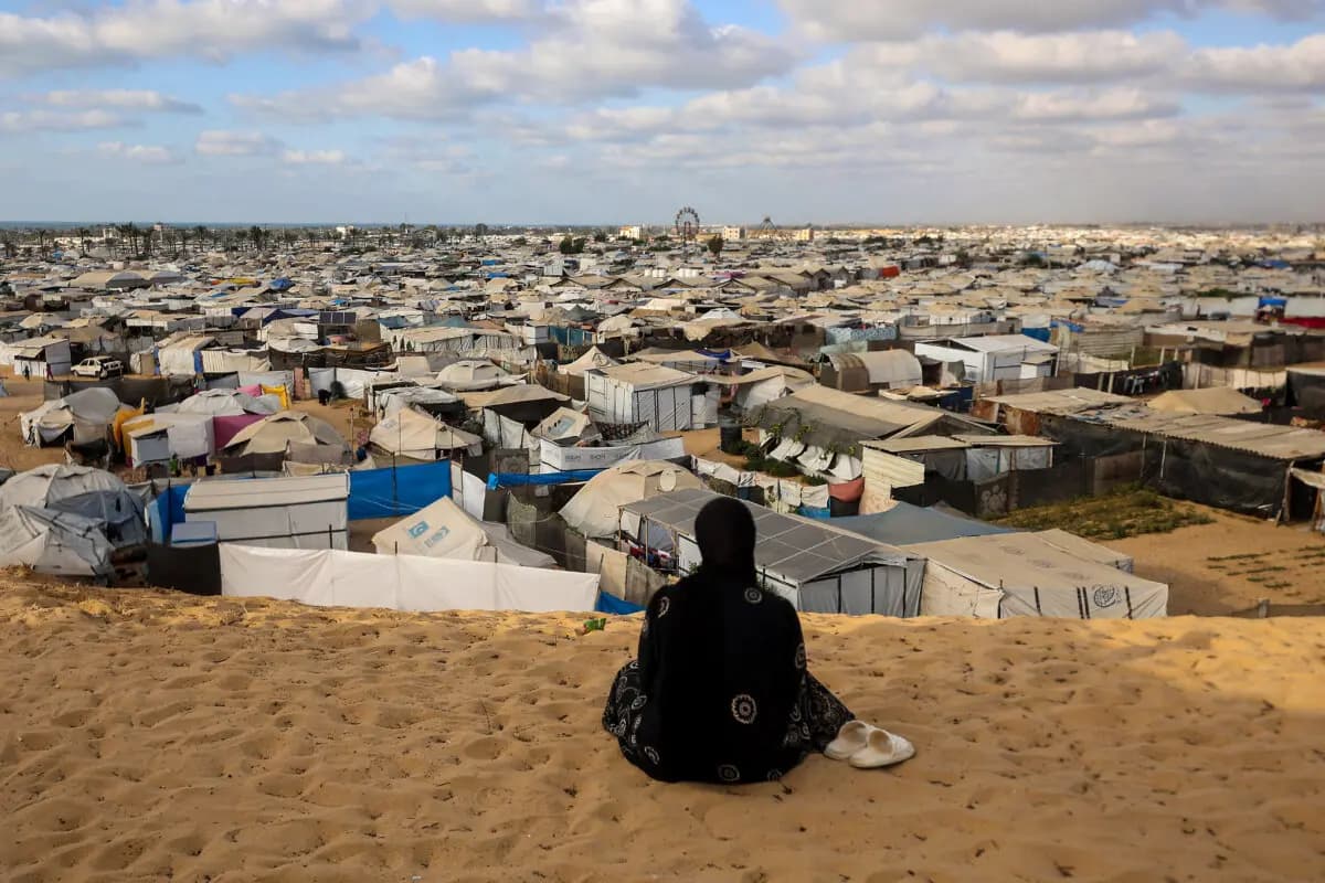 Una mujer observa un campamento para personas desplazadas en Jan Yunis, en el sur de la Franja de Gaza, el 29 de septiembre de 2025. (Omar Al-Qattaa/AFP vía Getty Images)