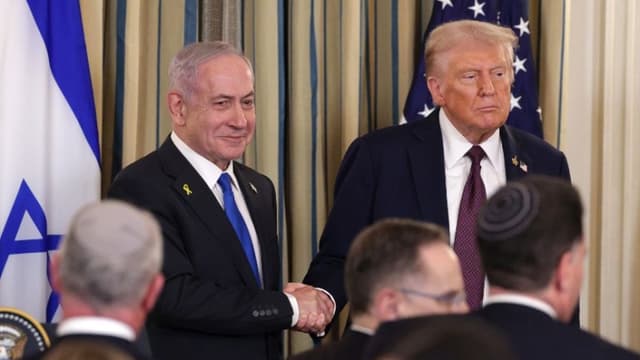 El presidente Donald Trump (derecha) estrecha la mano del primer ministro israelí Benjamin Netanyahu al término de una rueda de prensa conjunta en el Comedor de Estado de la Casa Blanca el 29 de septiembre de 2025 en Washington, D.C. (Foto de Alex Wong/Getty Images)