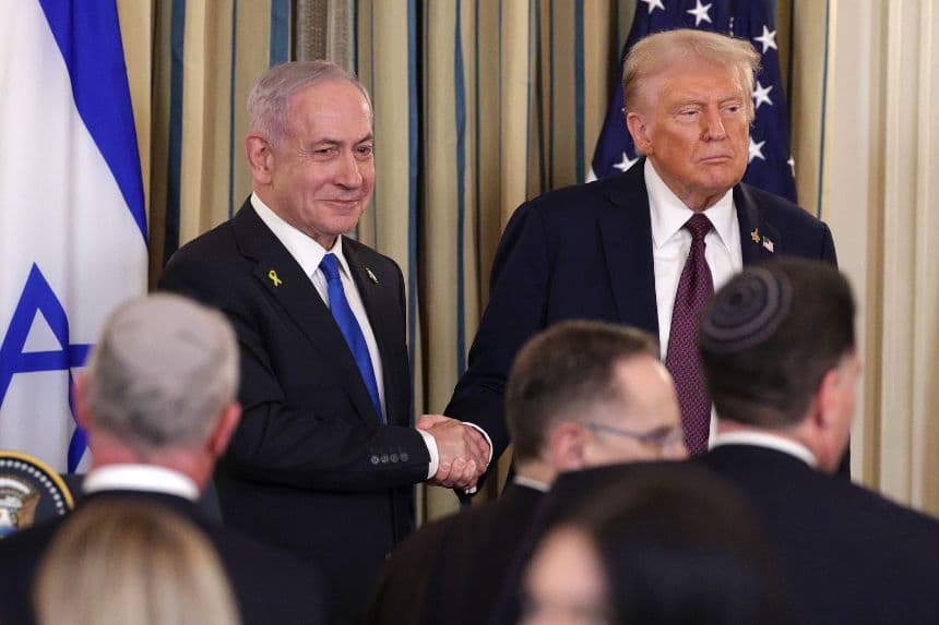 El presidente Donald Trump (derecha) estrecha la mano del primer ministro israelí Benjamin Netanyahu al término de una rueda de prensa conjunta en el Comedor de Estado de la Casa Blanca el 29 de septiembre de 2025 en Washington, D.C. (Foto de Alex Wong/Getty Images)