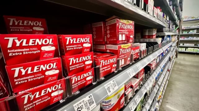 Tylenol abarrota los estantes de una tienda en Brandon, Mississippi, el 24 de septiembre de 2025. (John Fredricks/The Epoch Times)
