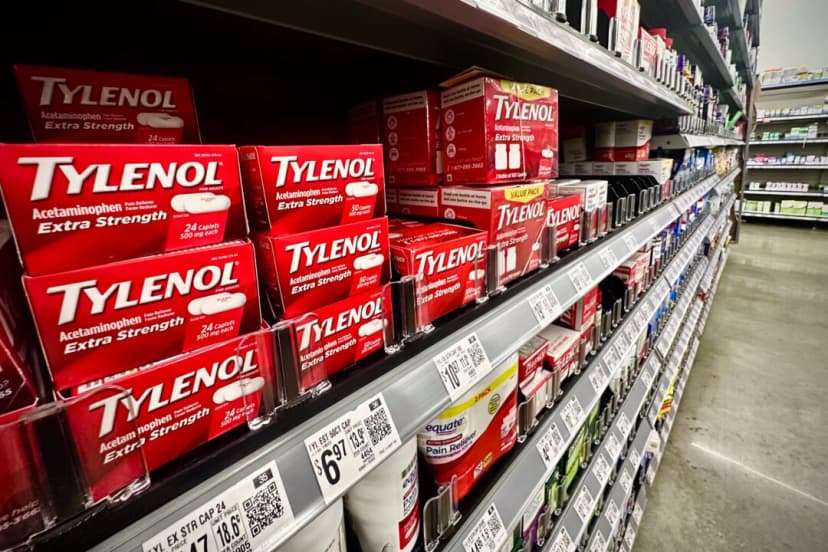 Tylenol abarrota los estantes de una tienda en Brandon, Mississippi, el 24 de septiembre de 2025. (John Fredricks/The Epoch Times)

