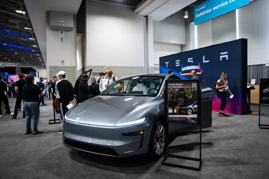Modelo Y de Tesla en un stand durante el Proyecto Especial de Estudios Competitivos AI+Expo en Washington el 2 de junio de 2025. (Madalina Vasiliu/The Epoch Times)

