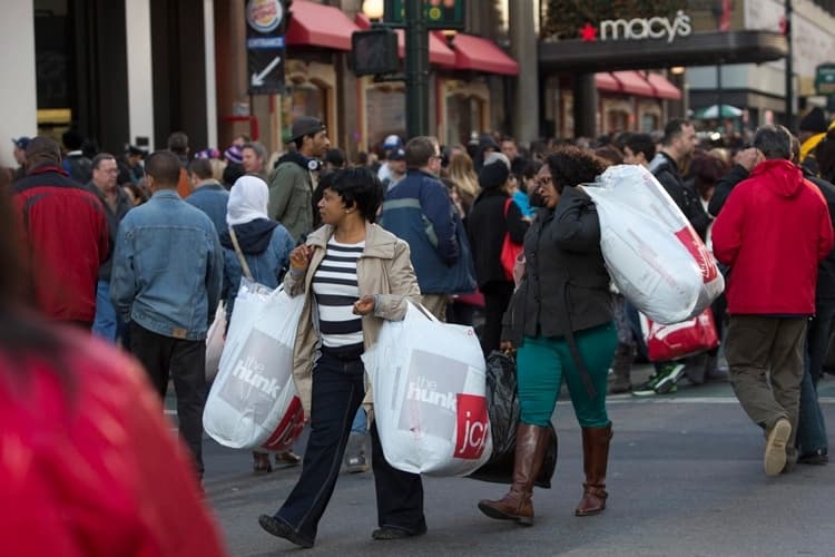 Mujeres llevan bolsas de compras por la concurrida calle 34 de Nueva York. (Andrew Kelly/Getty Images)
