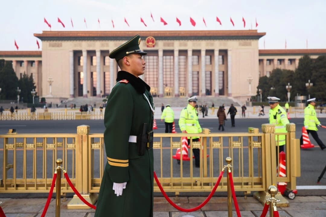 Policías armados patrullan durante la sesión inaugural de la legislatura china, el Congreso Nacional del Pueblo, en el Gran Salón del Pueblo en Beijing, el 5 de marzo de 2025. (Lintao Zhang/Getty Images)
