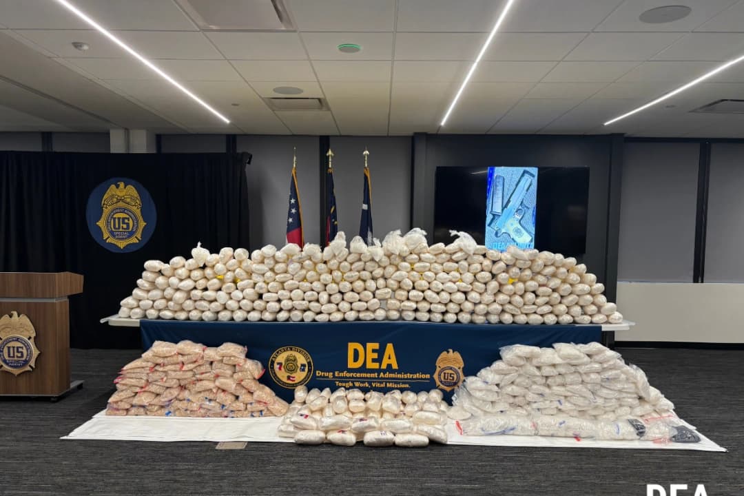 Agentes de la Administración para el Control de Drogas (DEA) incautaron casi 77 000 kilogramos de drogas ilegales durante una operación de una semana dirigida contra el cártel Jalisco Nueva Generación, según anunció la agencia el 29 de septiembre de 2025. (Cortesía de la Administración para el Control de Drogas)
