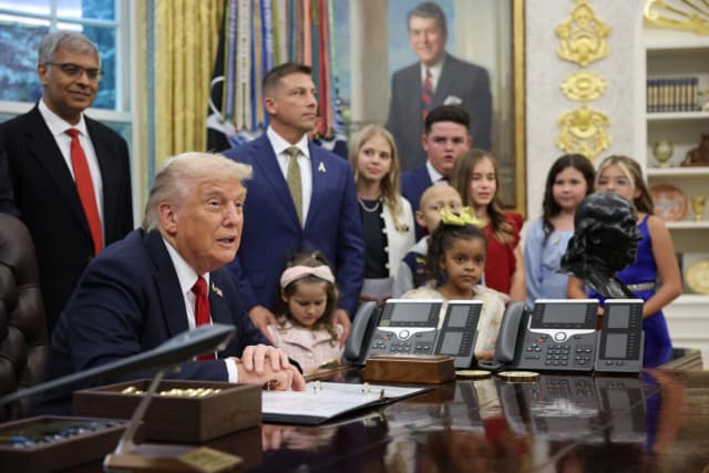 El presidente Donald Trump habla antes de firmar órdenes ejecutivas en el Despacho Oval de la Casa Blanca el 30 de septiembre de 2025. (Win McNamee/Getty Images)