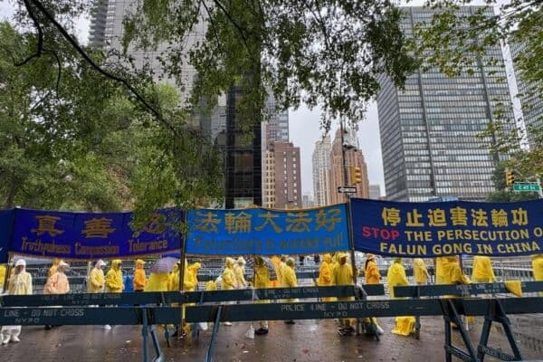El 25 de septiembre, en el tercer día de la 80ª Asamblea General de la ONU.  Practicantes de Falun Gong del área de Nueva York se reúnen en la Plaza Dag Hammarskjöld frente a la sede de la ONU. Sostenían pancartas, demostraban los ejercicios de Falun Gong y repartieron folletos. (Tang Zhiheng/Centro Global de Servicios para la Renuncia al PCCh)
