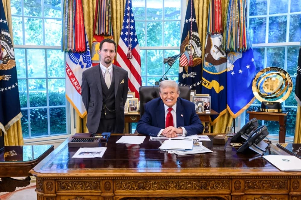 EJ Antoni y el presidente Donald Trump (derecha). (Casa Blanca)