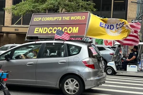 Durante la Asamblea General de la ONU, el Centro Global de Servicios para la Renuncia al PCCh organizó un desfile de automóviles “Por el fin del PCCh” por las calles cercanas a la sede de la ONU en Nueva York, exponiendo los crímenes contra la humanidad del PCCh y pidiendo su disolución. (Lin Dan/The Epoch Times)