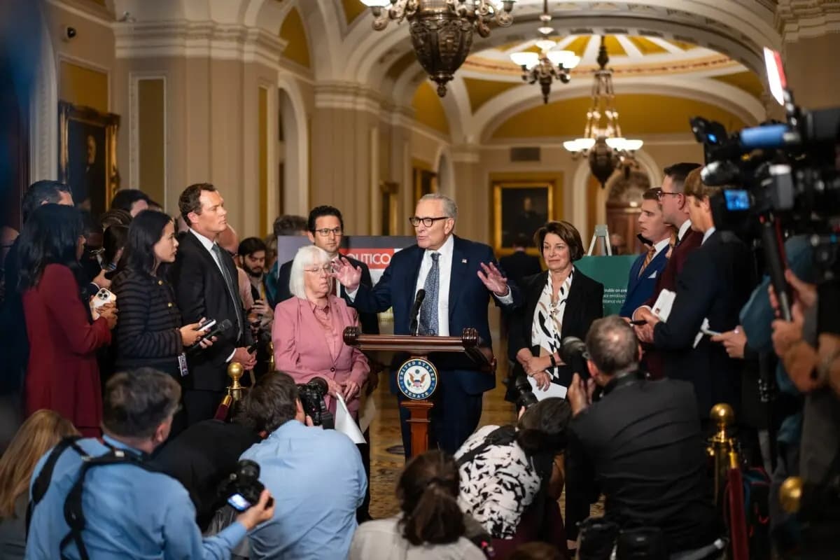 El líder de la minoría del Senado, Chuck Schumer (D-N.Y.), acompañado por otros senadores demócratas, habla con los periodistas mientras el gobierno está a punto de cerrar debido al enfrentamiento partidista, en el Capitolio, en Washington, el 30 de septiembre de 2025. (Madalina Kilroy/The Epoch Times)