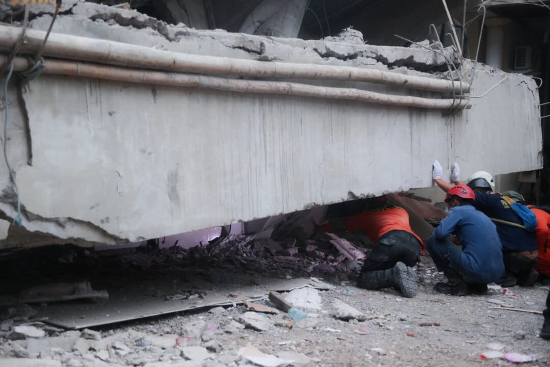 Los equipos de rescate buscan víctimas en el lugar donde se derrumbó un edificio en construcción en un internado islámico en Sidoarjo, Java Oriental, Indonesia, el 30 de septiembre de 2025. (Trisnadi/AP Photo)
