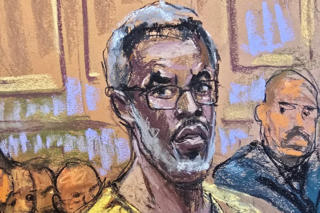 Sean "Diddy" Combs escucha mientras la abogada Alexandra Shapiro argumenta durante una audiencia sobre su intento de revocar su condena por cargos de transporte para ejercer la prostitución, en una sala del tribunal de la ciudad de Nueva York el 25 de septiembre de 2025, en este boceto de la sala de la corte. (Jane Rosenberg/Reuters)
