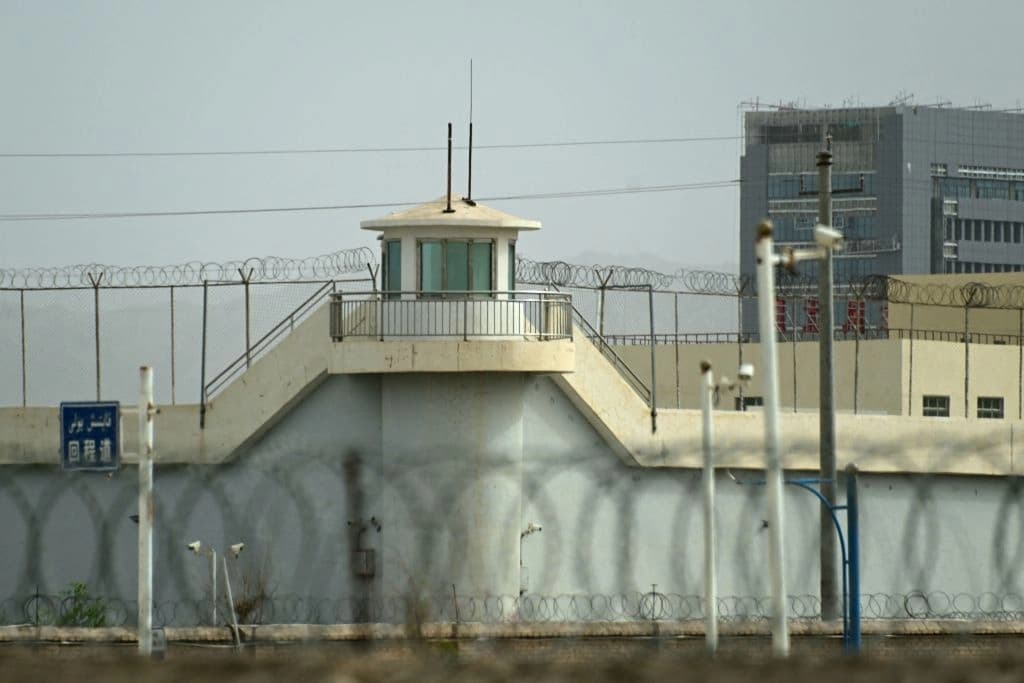 Una torre de vigilancia de un supuesto centro de detención en Artux, en la prefectura de Kizilsu, en la región noroccidental de Xinjiang, en China, el 19 de julio de 2023. (Pedro Pardo/AFP vía Getty Images)