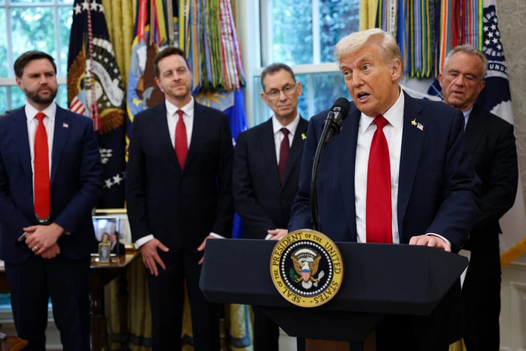El director ejecutivo de Pfizer, Albert Bourla, habla con el presidente Donald Trump en Washington el 30 de septiembre de 2025. (Win McNamee/Getty Images).