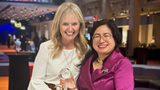 Janice Trey y Katrina Lantos Swett en la conferencia global inaugural y la gala de entrega de premios de IMAG Media y Voices Against Trafficking en el Liberty Science Center, en Jersey City, Nueva Jersey, el 27 de septiembre de 2025. (The Epoch Times)