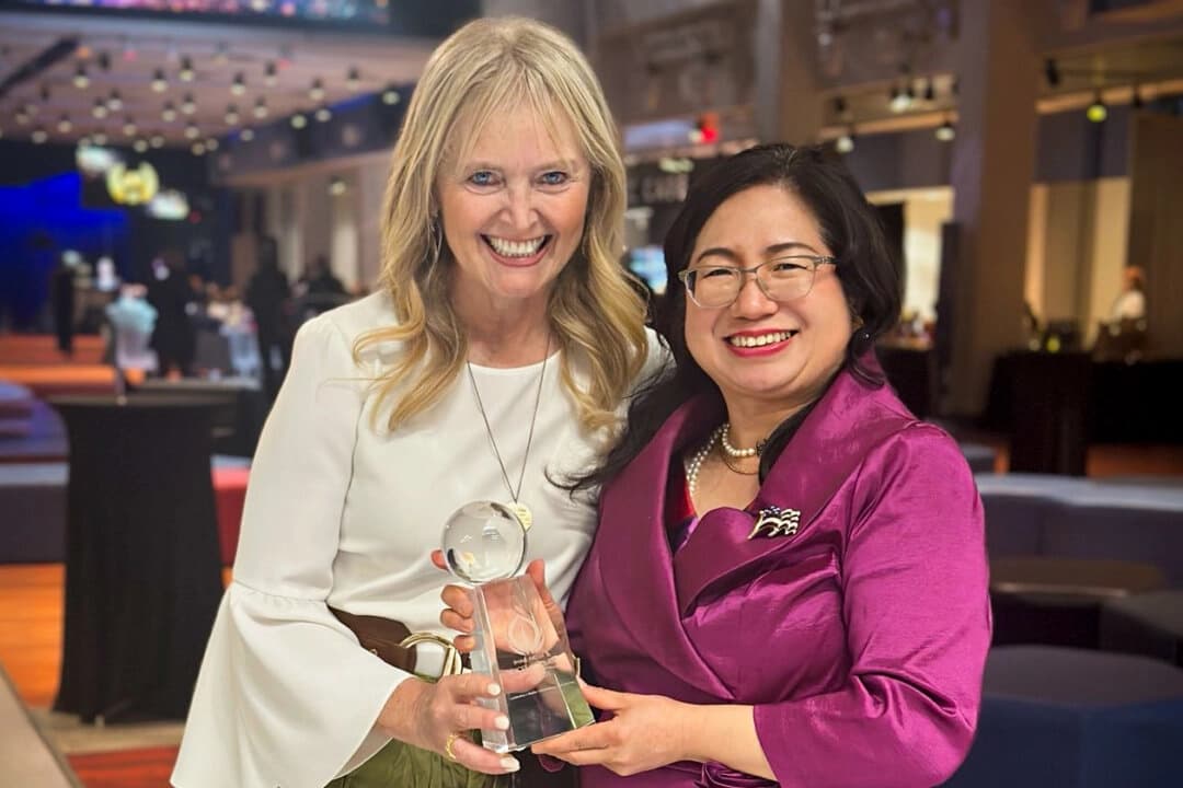 Janice Trey y Katrina Lantos Swett en la conferencia global inaugural y la gala de entrega de premios de IMAG Media y Voices Against Trafficking en el Liberty Science Center, en Jersey City, Nueva Jersey, el 27 de septiembre de 2025. (The Epoch Times)