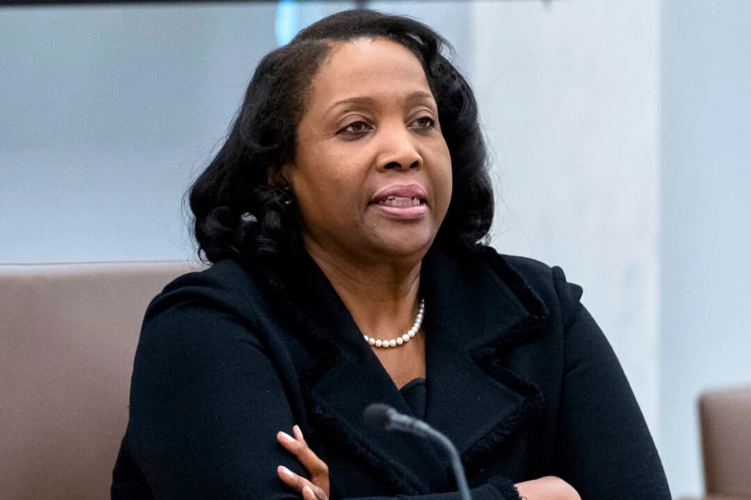 Lisa Cook, miembro de la Junta de Gobernadores de la Reserva Federal, escucha durante una reunión abierta de la Junta de Gobernadores en la Reserva Federal en Washington el 25 de junio de 2025. (Mark Schiefelbein/AP Photo)

