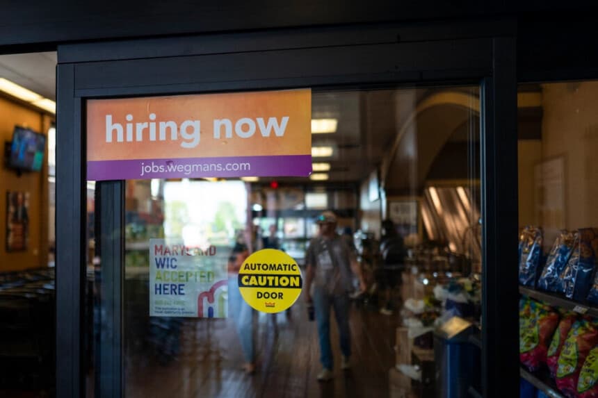 Un anuncio de contratación se muestra en una tienda en Columbia, Maryland, el 18 de septiembre de 2025. Madalina Kilroy/The Epoch Times