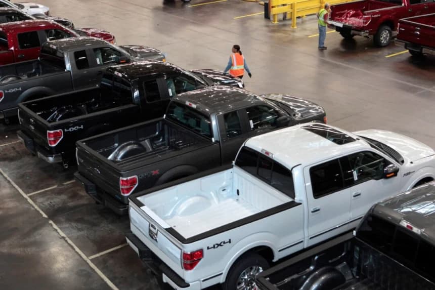 Una fila de camionetas Ford F-150 modelo 2014 en la planta de camiones Ford Motor en Dearborn, Michigan, el 16 de septiembre de 2013. (Rebecca Cook/Reuters)
