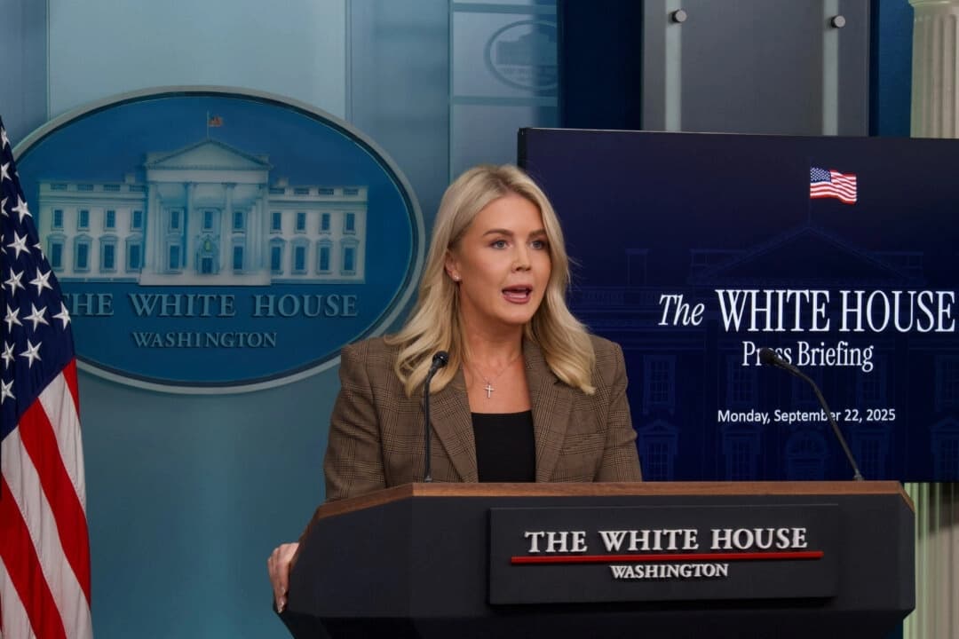La secretaria de prensa de la Casa Blanca, Karoline Leavitt, habla con los periodistas durante una rueda de prensa en la Casa Blanca, en Washington, el 22 de septiembre de 2025. (Travis Gillmore/The Epoch Times)
