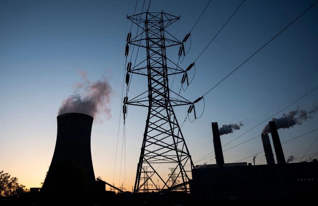 El vapor se eleva desde la central eléctrica de carbón Miller en Adamsville, Alabama, el 11 de abril de 2021. (Foto de Andrew Caballero-Reynolds / AFP a través de Getty Images)