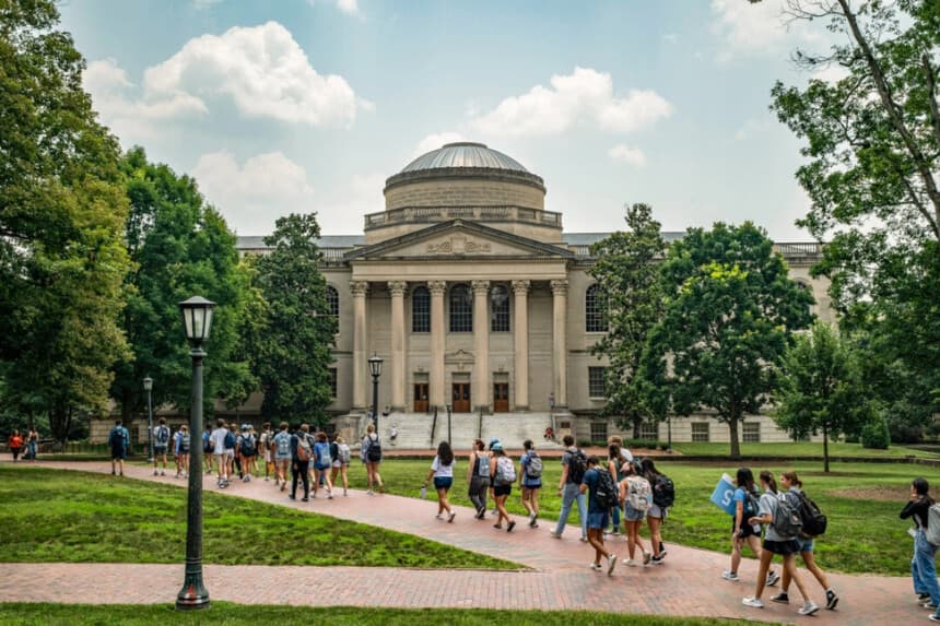 Personas caminando por el campus de la Universidad de Carolina del Norte en Chapel Hill, Carolina del Norte, el 29 de junio de 2023. Eros Hoagland/Getty Images