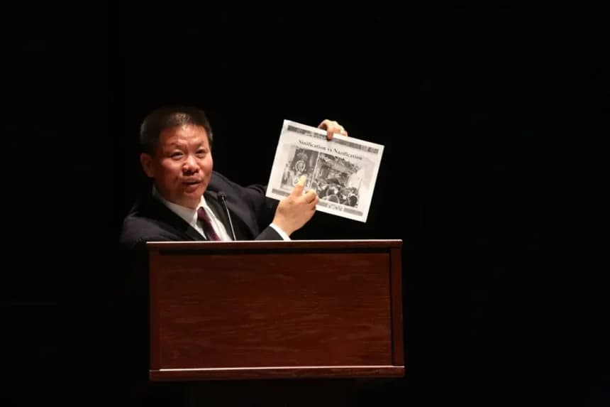 Bob Fu, presidente de China Aid, compara la sinización del PCCh con la nazificación de Hitler en la conferencia de prensa para anunciar la formación de la Coalición para Promover la Libertad Religiosa en China. (Jennifer Zeng/The Epoch Times)