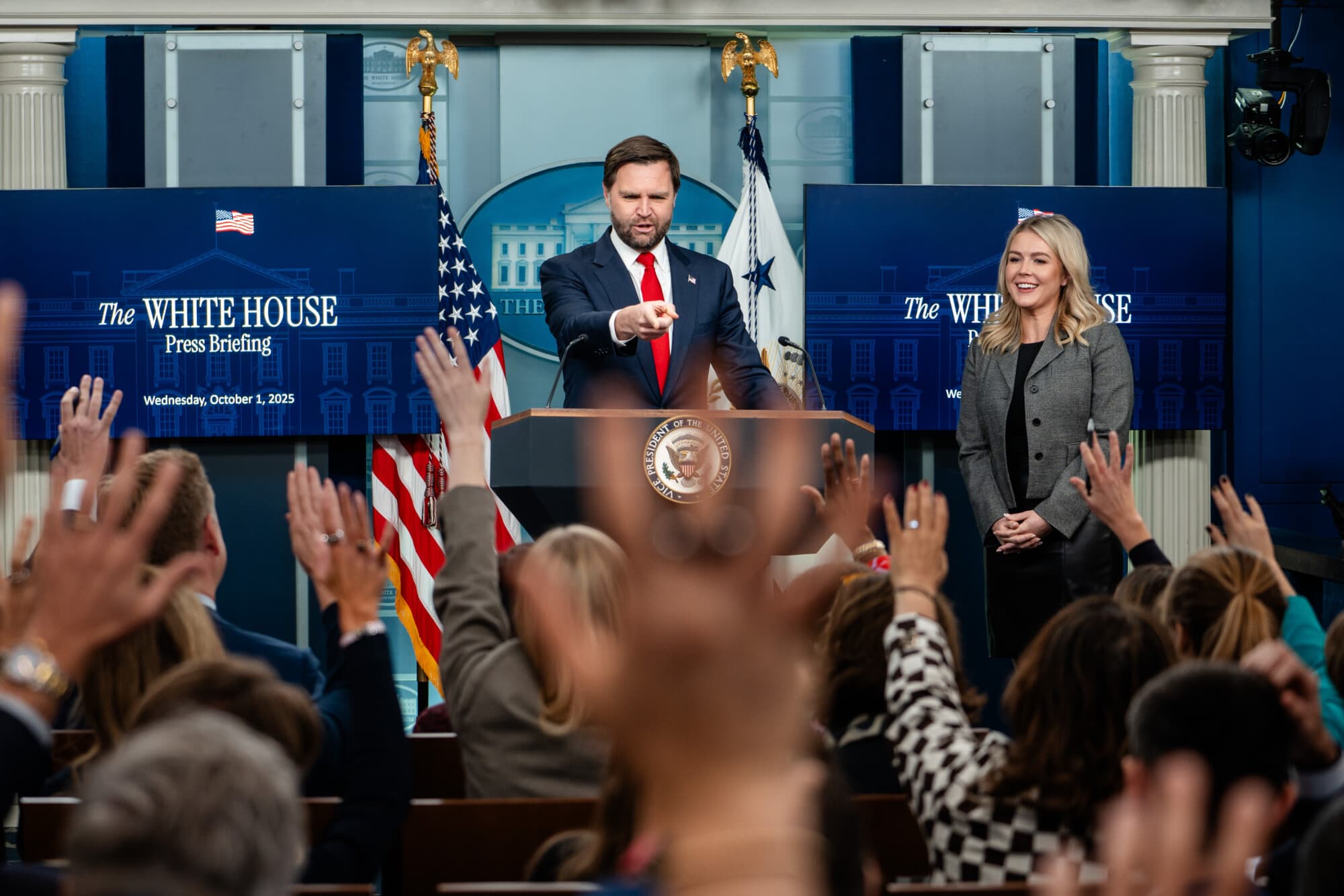 El vicepresidente JD Vance y la secretaria de prensa de la Casa Blanca, Karoline Leavitt, durante una rueda de prensa en la Casa Blanca el 1 de octubre de 2025. (Madalina Kilroy/The Epoch Times)