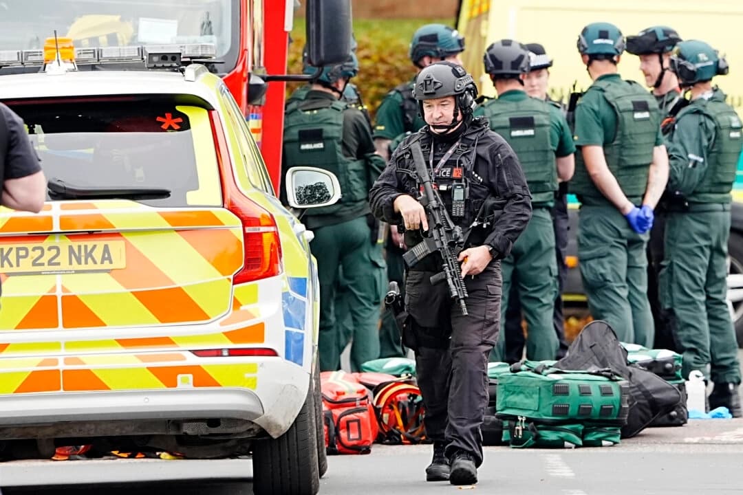Un policía armado en el lugar de los hechos, en la sinagoga Heaton Park Hebrew Congregation, en Crumpsall, Mánchester, Inglaterra, el 2 de octubre de 2025. (Peter Byrne/PA)
