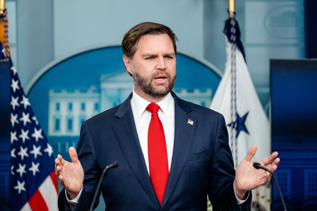 El vicepresidente JD Vance habla con los periodistas en una rueda de prensa en la Casa Blanca el 1 de octubre de 2025. (Madalina Kilroy/The Epoch Times)
