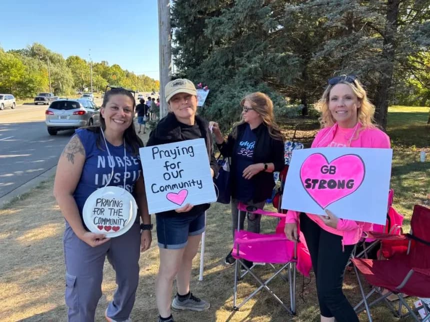 Las enfermeras en huelga del Hospital Henry Ford Genesys han cambiado los carteles de protesta por mensajes que fomentan el apoyo de la comunidad. (Jeff Louderback/The Epoch Times)