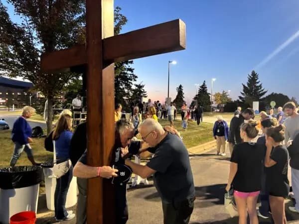 Se llevó a cabo una vigilia por las víctimas del tiroteo e incendio en la iglesia en el Hospital Henry Ford Genesys el 30 de septiembre. Jeff Louderback/The Epoch Times