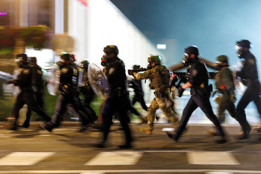 Agentes del ICE cargan contra manifestantes frente a un centro de detención del ICE en Portland, Oregón, el 1 de septiembre de 2025. (John Rudoff/Reuters)
