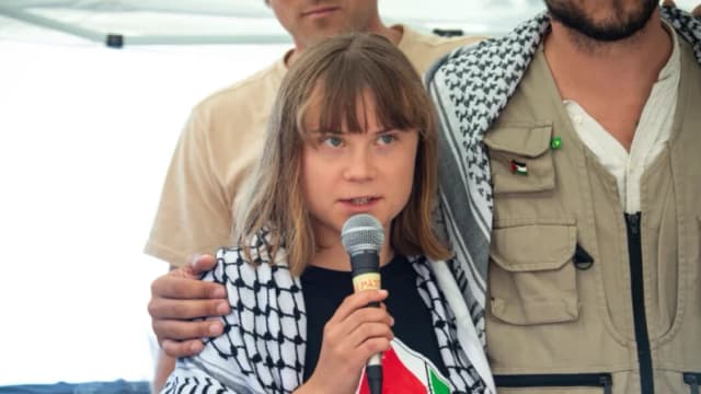 La activista Greta Thunberg habla con periodistas en Catania, Italia, el 1 de junio de 2025. (Salvatore Cavalli/Foto AP)
