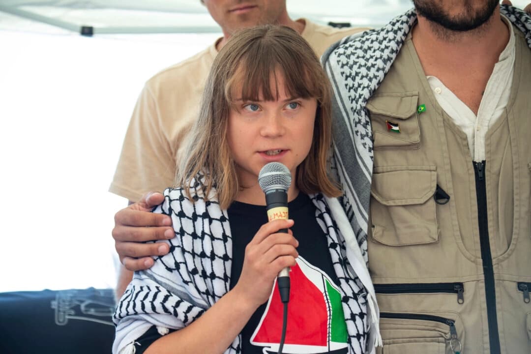 La activista Greta Thunberg habla con periodistas en Catania, Italia, el 1 de junio de 2025. (Salvatore Cavalli/Foto AP)