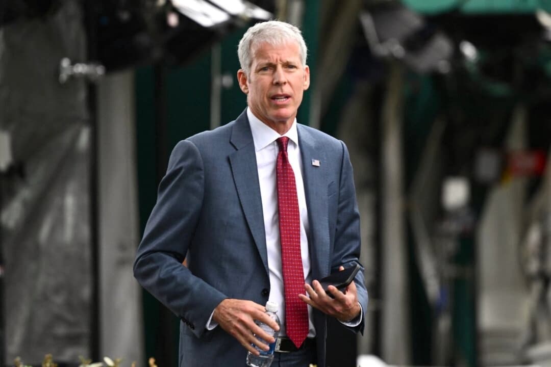 El secretario de Energía, Chris Wright, sale del ala oeste de la Casa Blanca tras una entrevista televisiva en Washington el 19 de agosto de 2025. (Mandel Ngan/AFP)

