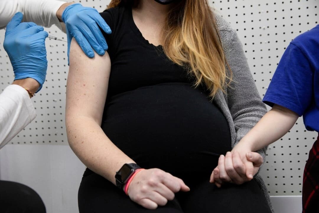 Una mujer embarazada recibe la vacuna contra el COVID-19 en Schwenksville, Pensilvania, el 11 de febrero de 2021. (Hannah Beier/Reuters)

