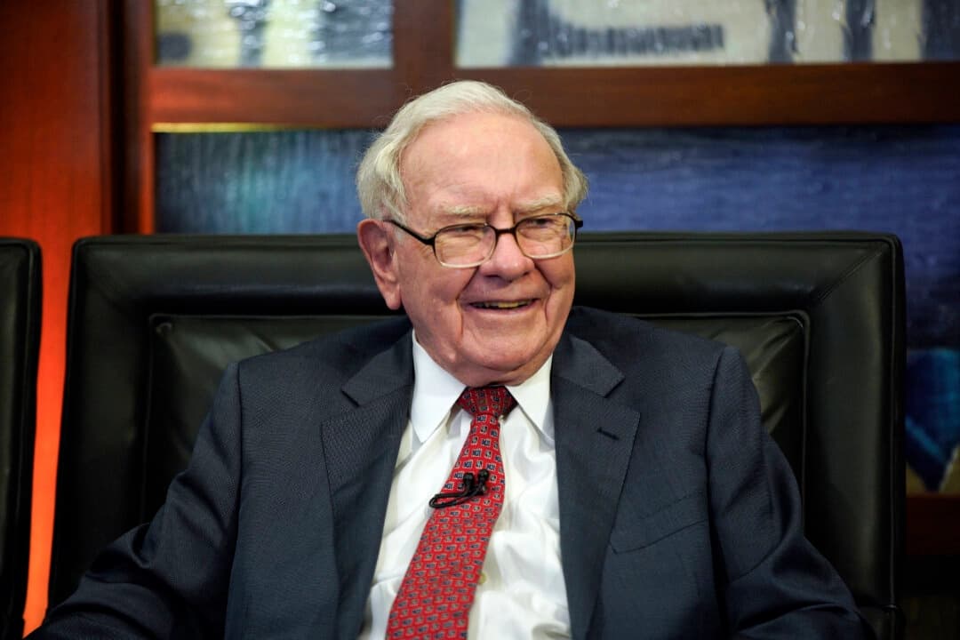 El director ejecutivo y presidente de Berkshire Hathaway, Warren Buffett, sonríe durante una entrevista en Omaha, Nebraska, el 7 de mayo de 2018. (Nati Harnik/AP Photo)